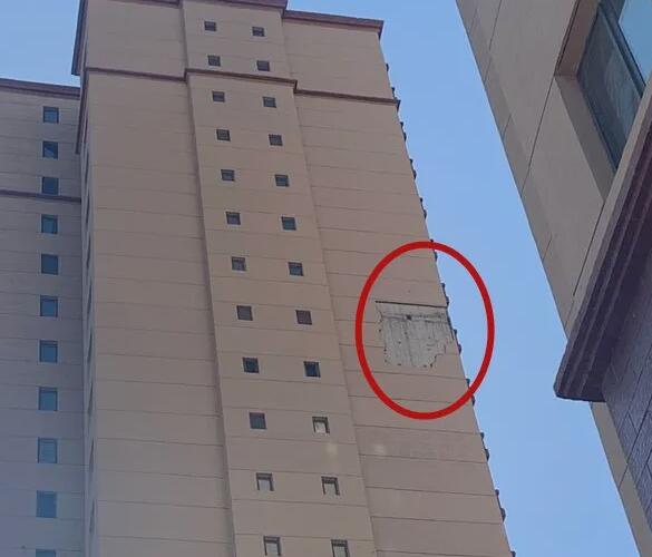 又一起,外墻保溫層從十幾樓飛下,原因是什么
