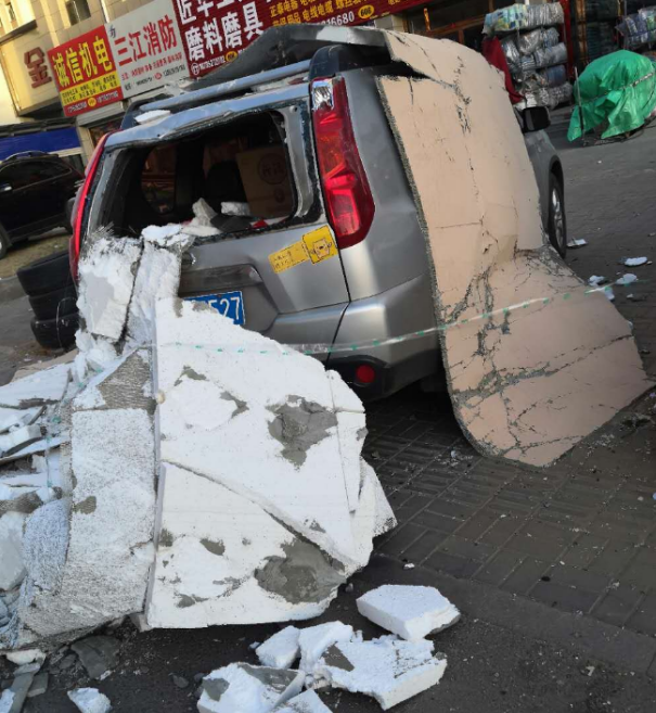 法律分析:建筑外墻保溫材料掉落造成人身、財產(chǎn)損害,誰來承擔(dān)相關(guān)責(zé)任?