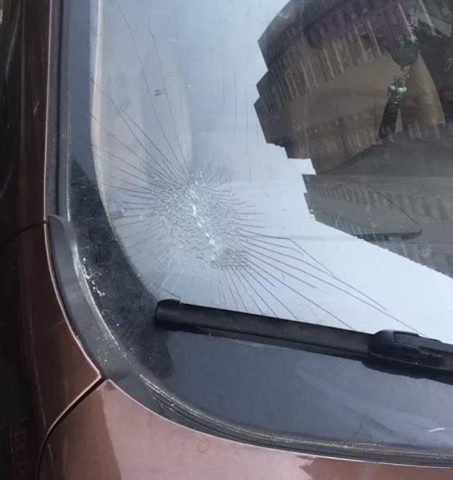 車窗被外墻脫落瓷磚砸裂,外墻看護(hù)保養(yǎng)不容忽視