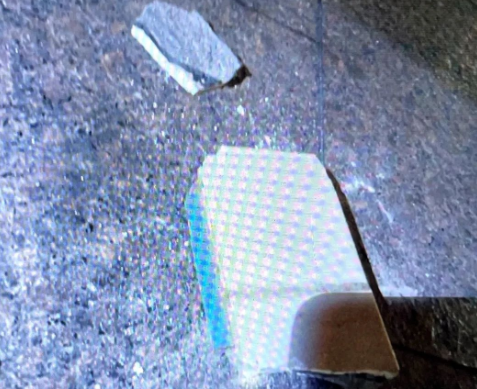 險!建筑外墻高空墜瓷磚,路人嚇呆了!