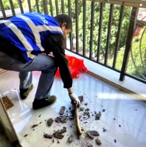 險!建筑外墻高空墜瓷磚,路人嚇呆了!