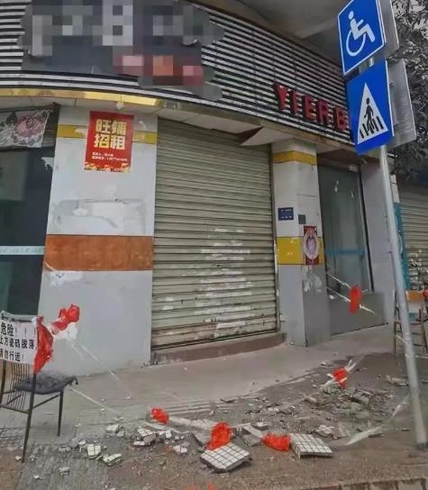 險!建筑外墻高空墜瓷磚,路人嚇呆了!