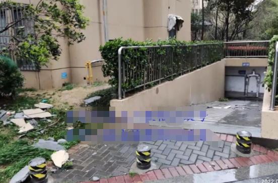 大風吹!昨夜南京有小區發生外墻脫落,一私家車慘遭粉碎性“毀容”